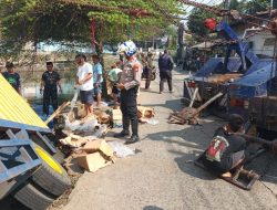 Truk Boks Muatan Buku Sekolah Terperosok ke Setu Jatijajar, Diduga Akibat Tanah Ambles