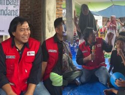 Aksi Komeng Hibur Korban Banjir di Padang Sumatera Barat Bareng Relawan PMI Lain